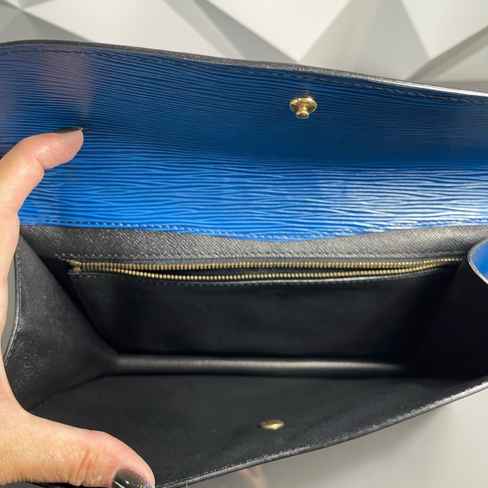 Louis Vuitton Epi Textured Blue Clutch EUC - Picture 11 of 16